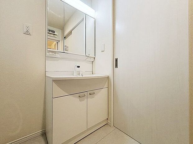 「洗面台」大きな鏡で朝の準備もばっちり。収納も多く、洗剤など日用品の保管にも便利です。