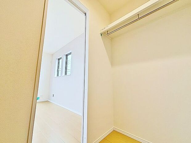 「ウォークインクローゼット」たっぷりと荷物が入るよう、ウォークインクローゼットを完備いたしました。