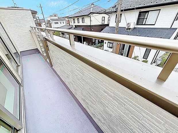「バルコニー」大きな空に囲まれた気持ちのいい住まい。バルコニーを覗くだけで圧倒的な開放感に包まれます。