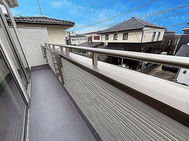 「バルコニー」大きな空に囲まれた気持ちのいい住まい。バルコニーを覗くだけで圧倒的な開放感に包まれます。