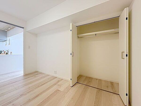 「収納付き居室」各居室にはクローゼットを完備し、家具の配置にも困らない設計がされており、採光と室内のバランスが絶妙です。