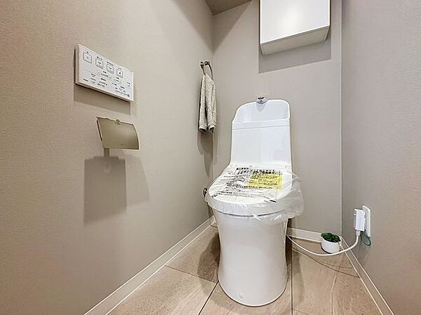「温水洗浄便座付きトイレ」トイレは快適な温水洗浄便座付です。清潔感のあるホワイトで統一しました。いつも清潔な空間であって頂けるよう配慮された造りです。