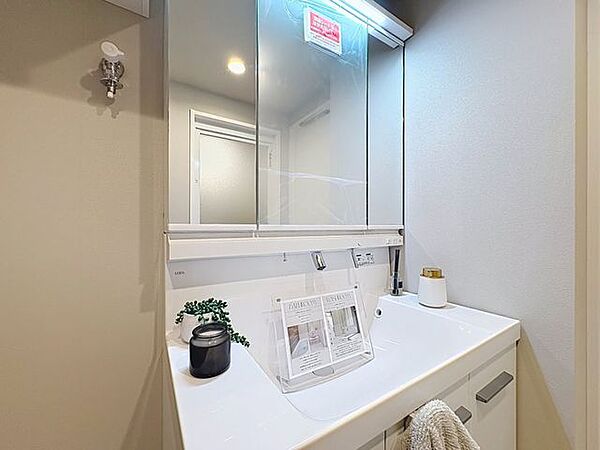 「リフォーム済・洗面台」大きな鏡で朝の準備もばっちり。収納も多く、洗剤など日用品の保管にも便利です。