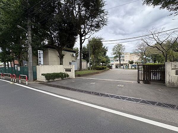 徒歩15分。千葉市立千草台東小学校 1150m