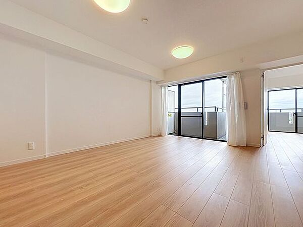 「南西向き。陽当り良好。」大きな窓辺からの日差しが暖かい室内は、自然と住まう人の気分も明るくなり、リビングでの素敵なワンシーンが演出されます。