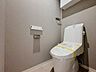 トイレ：「温水洗浄便座付きトイレ」トイレは快適な温水洗浄便座付です。清潔感のあるホワイトで統一しました。いつも清潔な空間であって頂けるよう配慮された造りです。