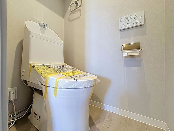 「温水洗浄便座付きトイレ」トイレは快適な温水洗浄便座付です。清潔感のあるホワイトで統一しました。いつも清潔な空間であって頂けるよう配慮された造りです。