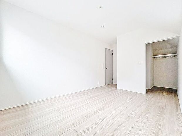 収納の多さも魅力です。使い勝手の良い収納棚を設置しております。居住スペースを充分に確保することができる為、ゆとりある室内で、ゆっくりとご寛ぎいただけます。