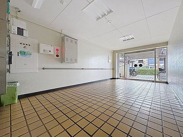「エントランス」マンションのエントランスなど共有部分は、清掃が行き届いており、キレイな状態です。管理体制がしっかりしているからこそ。