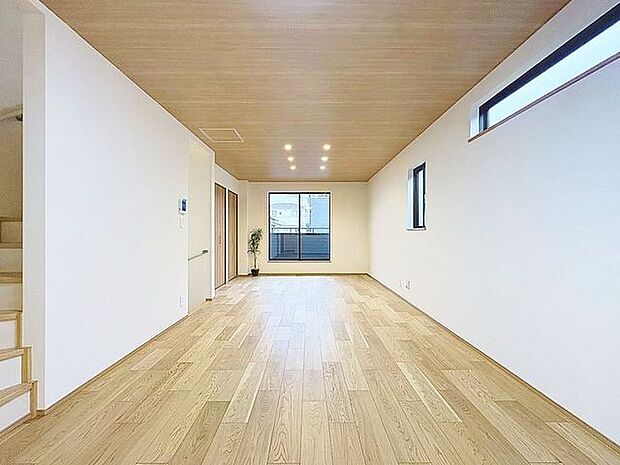 「東×南向き。陽当り良好。」大きな窓辺からの日差しが暖かい室内は、自然と住まう人の気分も明るくなり、リビングでの素敵なワンシーンが演出されます。