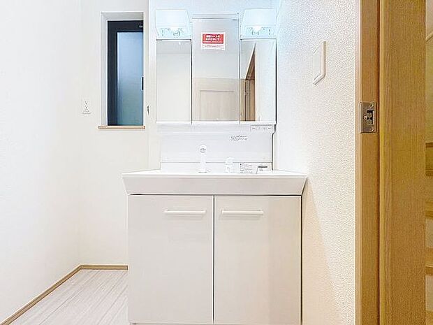 「洗面台」大きな鏡で朝の準備もばっちり。収納も多く、洗剤など日用品の保管にも便利です。