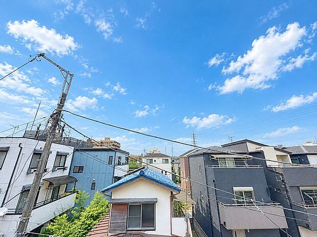 「眺望」穏やかな街並みを一望しながら、爽やかな風と柔らかく降り注ぐ陽光を感じて頂けます。