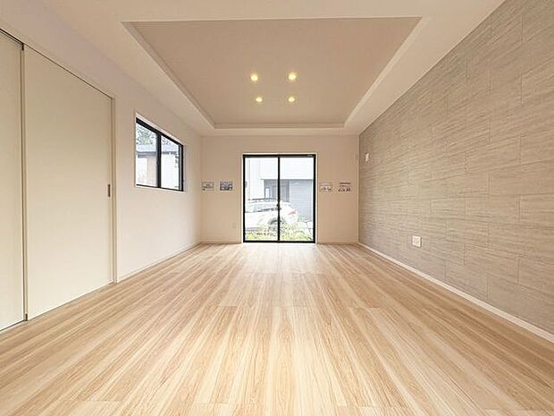 「南東向き。陽当り良好。」大きな窓辺からの日差しが暖かい室内は、自然と住まう人の気分も明るくなり、リビングでの素敵なワンシーンが演出されます。