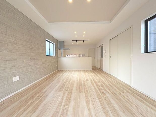 「団欒の場」忙しい朝でも、しっかり家族が揃って食事をして頂けるゆとりある大きさのダイニングスペース。手料理をテーブルで囲む素敵な時間を存分に愉しんで下さい。