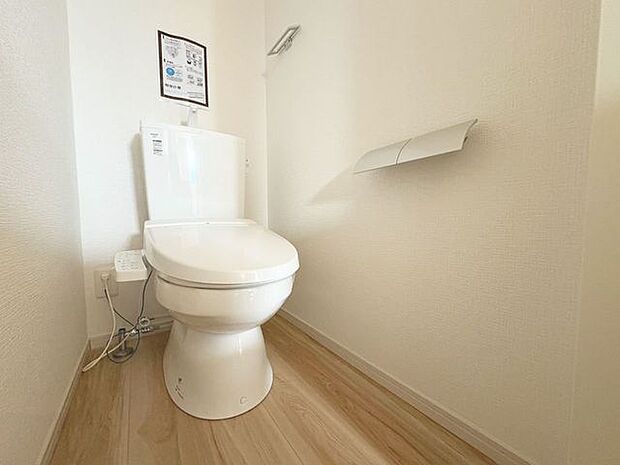 「温水洗浄便座付きトイレ」トイレは快適な温水洗浄便座付です。清潔感のあるホワイトで統一しました。いつも清潔な空間であって頂けるよう配慮された造りです。