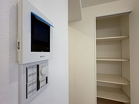 「モニター付きインターホン」　「見える安心」をカタチにしました。誰が来てもわかる様にモニター付きインターホンを設置。快適と安らぎを合わせた優しい設計。