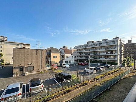 「心癒す眺望」鮮やかな緑と透き通る青空が心にゆとりをもたらします。美しい四季の変化を楽しみながら、色褪せることのない心地良さを実感していただくことができるお部屋です。
