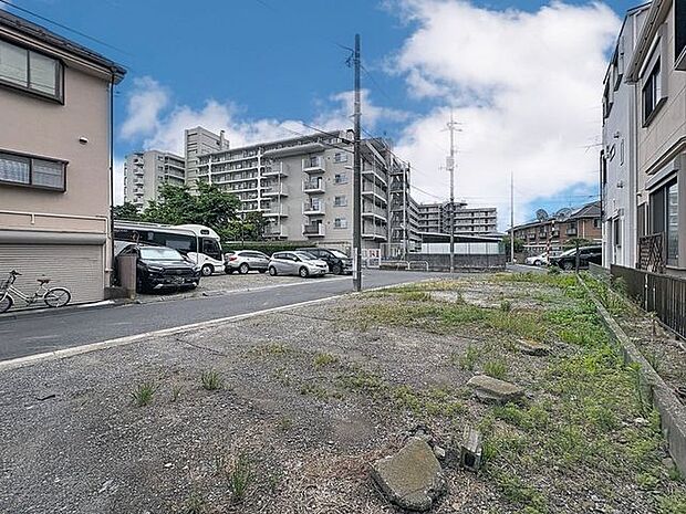 「現地」今日も、明日も、この街で、きっと誰かがしあわせになる物語が描かれていくはずです。同じ風景が毎日365日、まったく違う顔を見せてくれる。爽快な風も毎日やさしく頬をなででくれます。