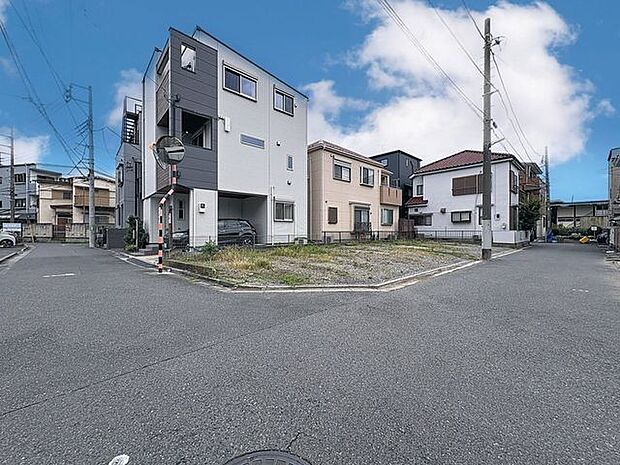 「現地」快適に過ごす条件は、一人ひとり違います。だからこそ飾り過ぎないシンプルな内装と偏り過ぎないデザインで統一しております。