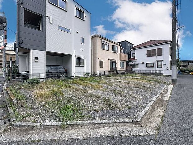 「現地」快適に過ごす条件は、一人ひとり違います。だからこそ飾り過ぎないシンプルな内装と偏り過ぎないデザインで統一しております。