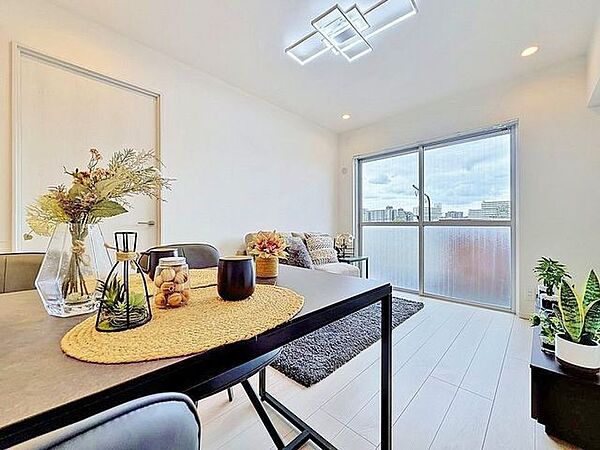 「ナチュラルテイスト×ダウンライト」天井に埋込タイプのダウンライトは、室内を広く感じさせ、お部屋を柔らかく照らし、上品な雰囲気を造ります。
