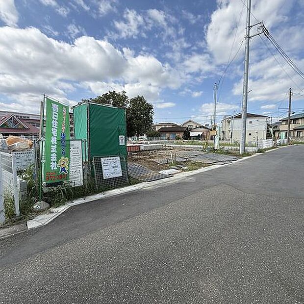 「前面道路含む外観」