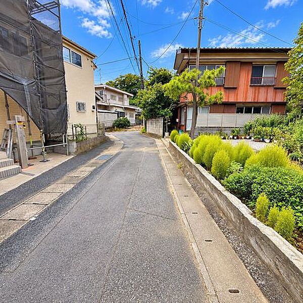 「前面道路含む外観」