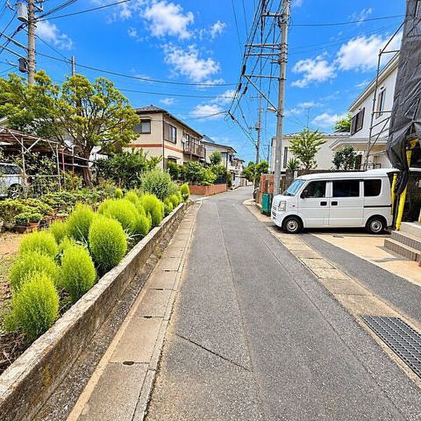「前面道路含む外観」