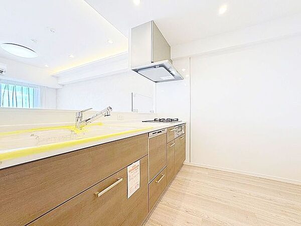 「オープンキッチン」お部屋の雰囲気に溶け込む、インテリアの一部のようなオープンキッチンです。リビングにいるご家族とのおしゃべりを楽しみながらの作業が可能です。