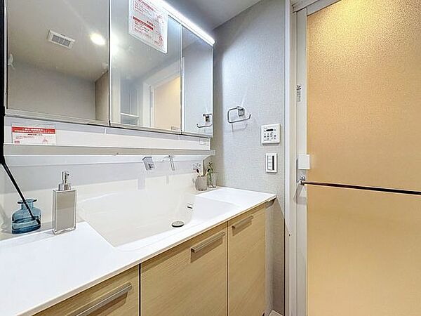 「リフォーム済・洗面台」大きな鏡で朝の準備もばっちり。収納も多く、洗剤など日用品の保管にも便利です。