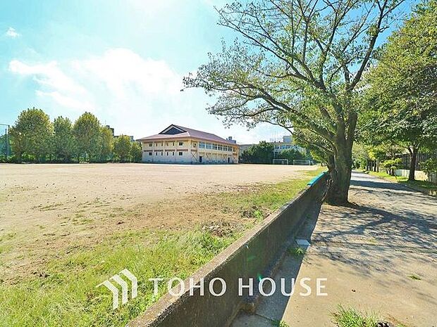 徒歩14分。市川市立第一中学校 1090m