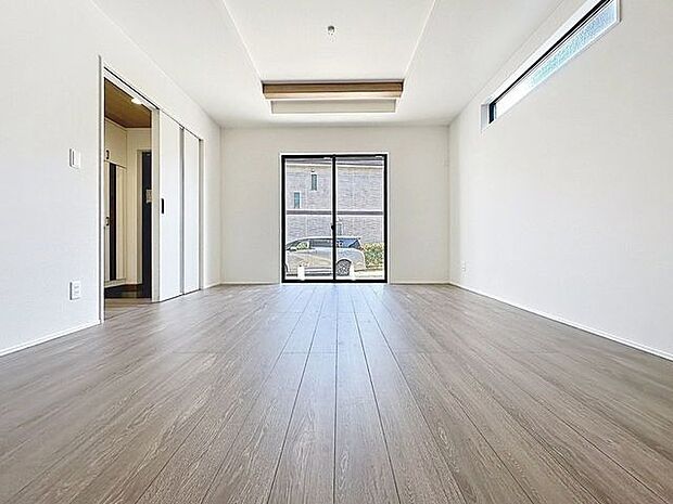 「リビングダイニング」柔らかな色合いが優しい雰囲気のお部屋は、格別の居心地の良さを感じて頂けます。採光窓から零れる陽光に癒されてください。