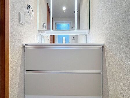 「リフォーム済・洗面台」大きな鏡で朝の準備もばっちり。収納も多く、洗剤など日用品の保管にも便利です。