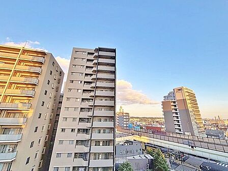 「眺望」穏やかな街並みを一望しながら、爽やかな風と柔らかく降り注ぐ陽光を感じて頂けます。