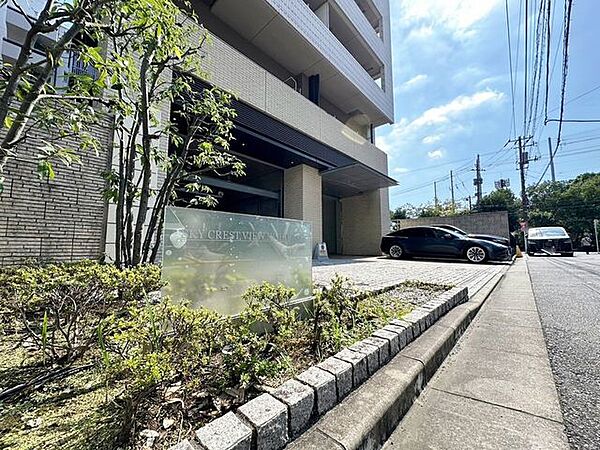 「エントランス入口」植栽もお手入れがしっかりとされており、美しい外観のポイントになっています。