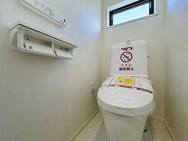 「窓あり×トイレ」水周りはシンプルに清潔感のあるホワイトで統一。換気出来るよう、窓も完備することで、いつも清潔な空間であって頂けるよう配慮しました。