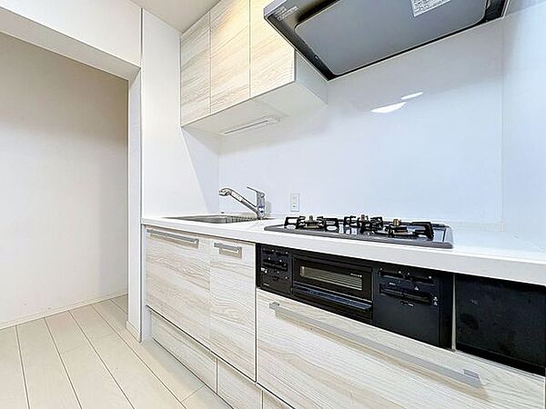 「2022年リフォーム済・キッチン」料理効率を上げる3口コンロ、浄水器、奥まで使い易い収納を完備したシステムキッチンにリフォーム済みです。