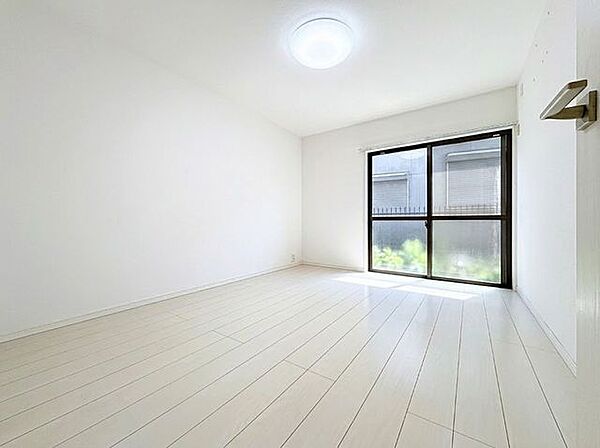 「バルコニーに面した居室」主寝室は十分な広さに加えて、快適に目覚められるよう、大きな採光窓を設けました。