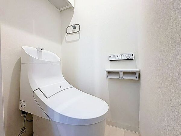 「温水洗浄便座付きトイレ」トイレは快適な温水洗浄便座付です。清潔感のあるホワイトで統一しました。いつも清潔な空間であって頂けるよう配慮された造りです。