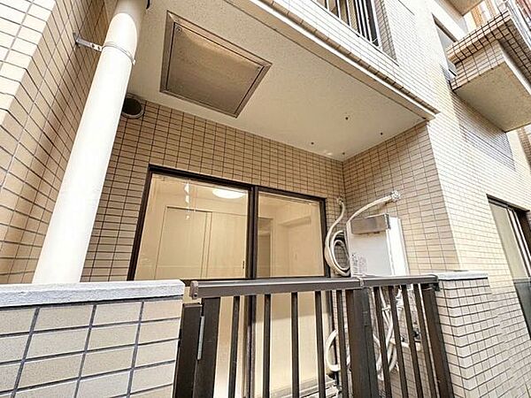 「バルコニー」バルコニーの出入りも考慮されており、通風や採光への気配りも兼ね備えております。