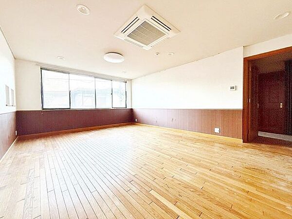 「木のぬくもり感じる優しい雰囲気のお部屋」落ち着いたカラーコーディネートの室内。