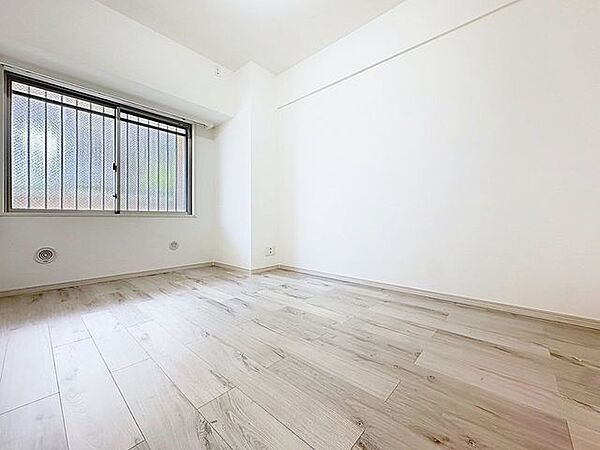 「約6帖の洋室」柔らかな木目がナチュラルで落ち着きのある空間を演出！採光面からの光との調和でとても暖かみのあるお部屋となります。