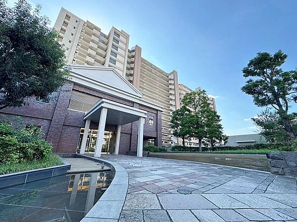 「エントランス前」植栽の緑がアプローチや広い敷地のところどころに癒しの空間を演出。