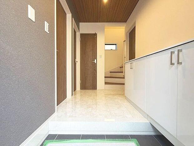 「玄関」家の中でお客様を迎える最初の場所である玄関。豊富な玄関収納で、常に綺麗に保つことが出来ます。