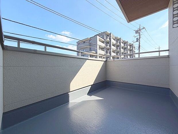 「バルコニー」大きな空に囲まれた気持ちのいい住まい。バルコニーを覗くだけで圧倒的な開放感に包まれます。