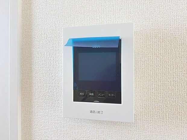 「見える安心・TVモニター付きインターホン」誰が来てもわかる様にモニター付きインターホンを設置。家事導線を考慮した個所に設置し、防犯性と利便性に優れ快適と安らぎを合わせた優しい設計。