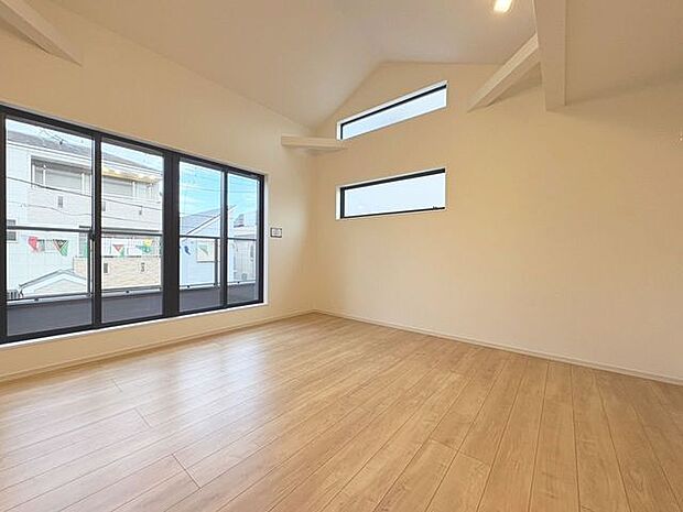 「南東向き。陽当り良好。」大きな窓辺からの日差しが暖かい室内は、自然と住まう人の気分も明るくなり、リビングでの素敵なワンシーンが演出されます。