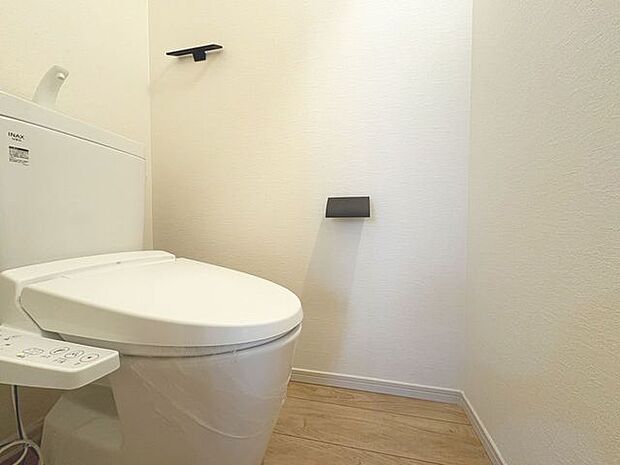 「温水洗浄便座付きトイレ」トイレは快適な温水洗浄便座付です。清潔感のあるホワイトで統一しました。いつも清潔な空間であって頂けるよう配慮された造りです。
