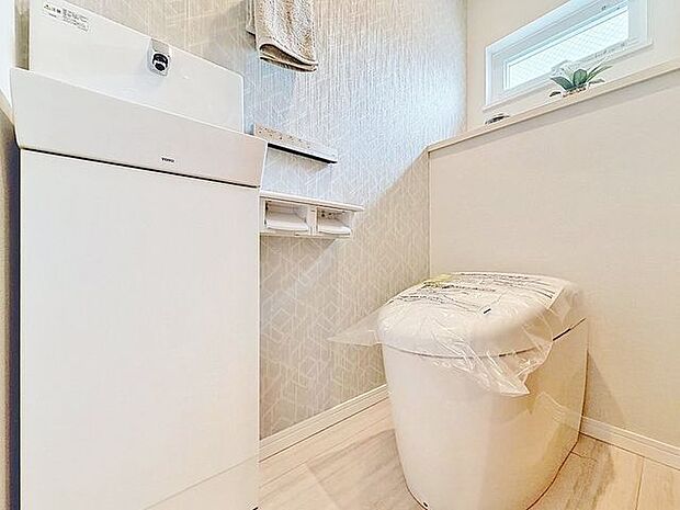 「温水洗浄便座付きトイレ」トイレは快適な温水洗浄便座付です。清潔感のあるホワイトで統一しました。いつも清潔な空間であって頂けるよう配慮された造りです。