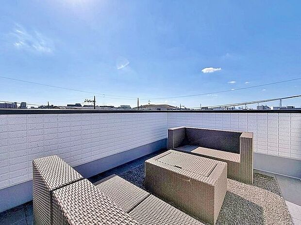 「屋上テラス」大きな空に囲まれた気持ちのいい住まい。圧倒的な開放感に包まれます。